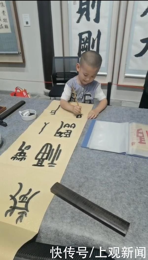 书法|3岁幼童被请到现场“考试”，首届胡问遂杯上海学生书法大展成果喜人