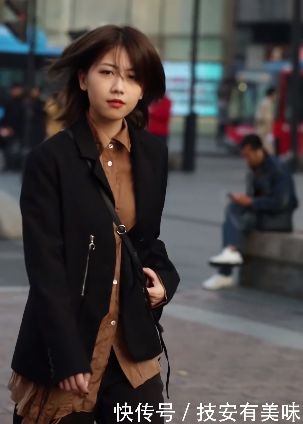 感觉|美女在衬衫上绑了6根“鞋带”,鞋子上却不绑,论帅气就服她了!