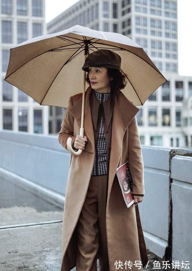 三木妈 三木妈不愧是“穿搭界”的佼佼者,大衣造型减龄时髦,照穿就很美