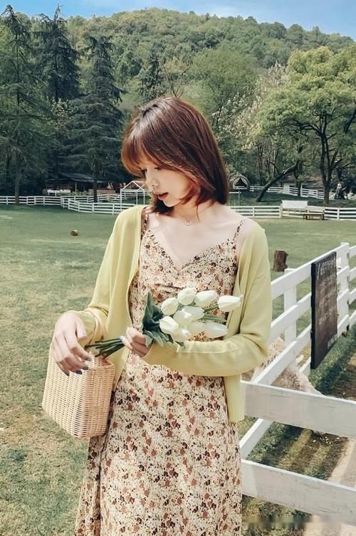 穿连衣裙尽量别配打底裤，太土!今年流行这样穿