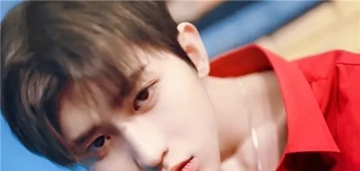 蔡徐坤路透有多帅?白衣素袍十分抢眼,网友:风度翩翩的公子!