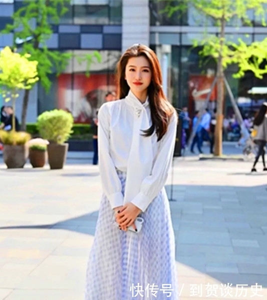  白皙|时尚靓丽的街头美女，靓丽的颜值和白皙的肌肤非常吸引关注