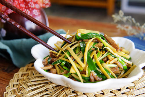 春天到了，2样“春菜”炒一盘，滋味“鲜到家”了，早吃早尝鲜