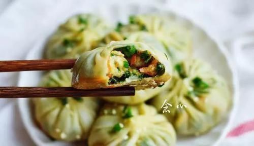 调韭菜馅就怕包着包着韭菜出水,教你一个小妙招,放多久都不没事