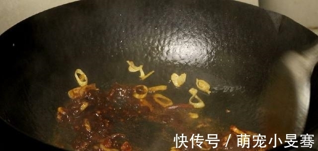 特色|豆腐皮别炒着吃了,教你一个特色做法,香辣美味,比吃肉还过瘾