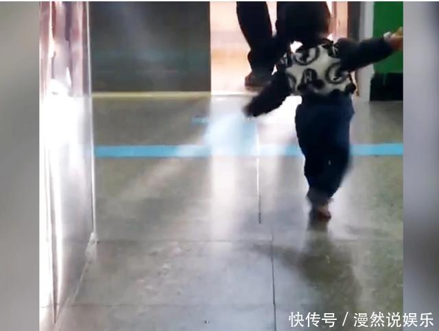 生病|妈妈生病做手术，宝宝独自坐在走廊上，接下来的画面泪目了！