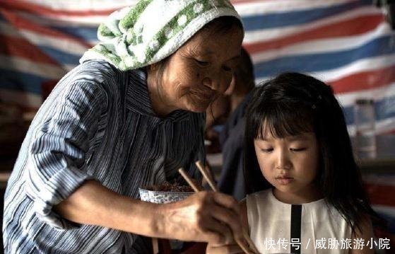 奶奶|有这4个特征的奶奶,都是真正疼爱孩子,看看你的婆婆占了几个