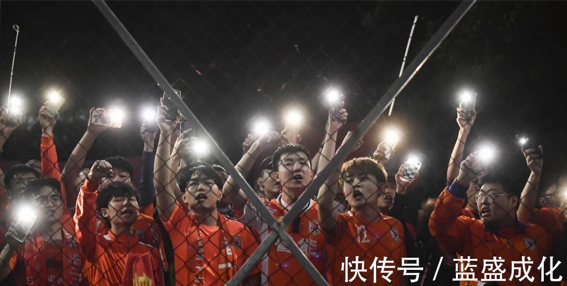 颁奖典礼|有情有爱!泰山队夺冠感动瞬间吉翔举动催泪郝伟向球迷展示奖杯!