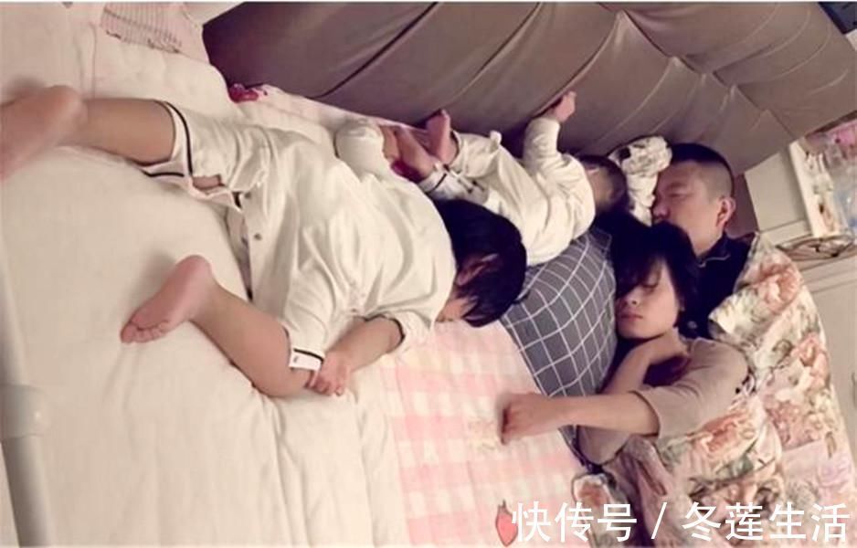 睡眠质量|爸妈恩爱相拥而眠,独留俩娃抱团取暖,生动诠释:孩子只是意外