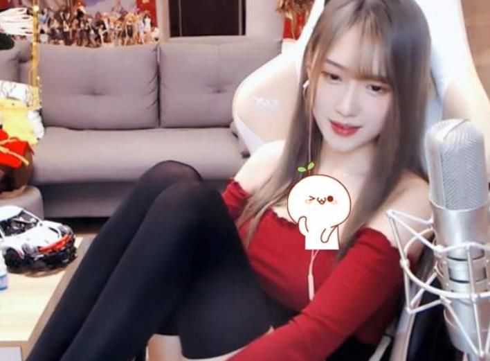 腐团儿弯腰引爆直播间热度,观众要求别举报,超管晚点来才好