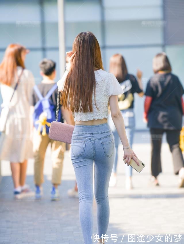 小姐姐 精致的白色网纱小衫,配修身牛仔裤,造型清新靓丽又耐看!