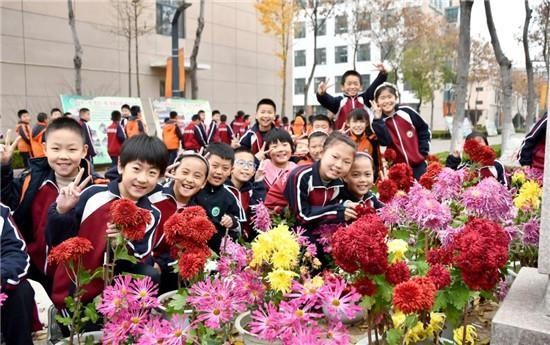 飘香|昌乐齐都实验学校举行菊花节活动：菊韵飘香满齐都