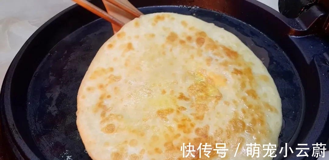 案板|3勺清水，1斤面粉，淋上鸡蛋液，教你做创意早餐饼，比葱油饼好吃