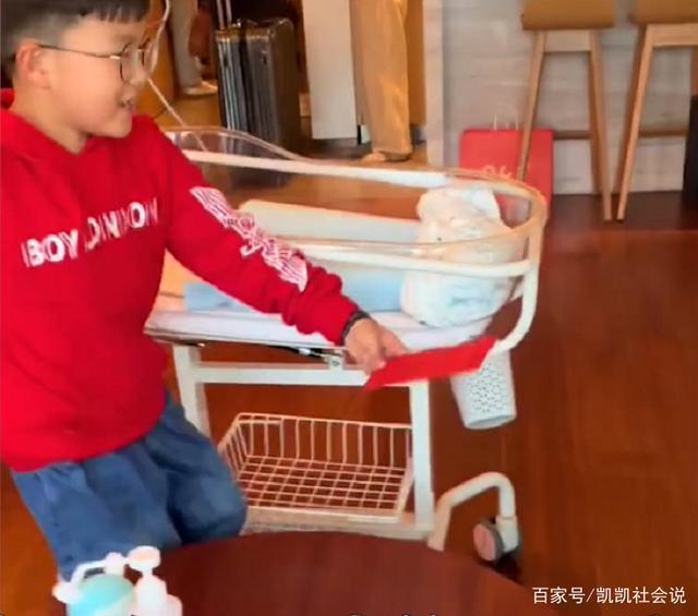 双胞胎|安徽一男孩第一次见刚出生的双胞胎妹妹,拿出来的礼物让网友意外