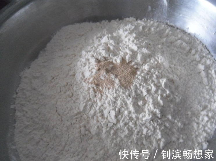 发面，最忌面粉直接加酵母！牢记4点，发酵又快又好，轻松发满盆