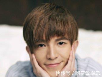 节目录制失控，何炅离席，成龙一脚踹向主持人，网友却说解气