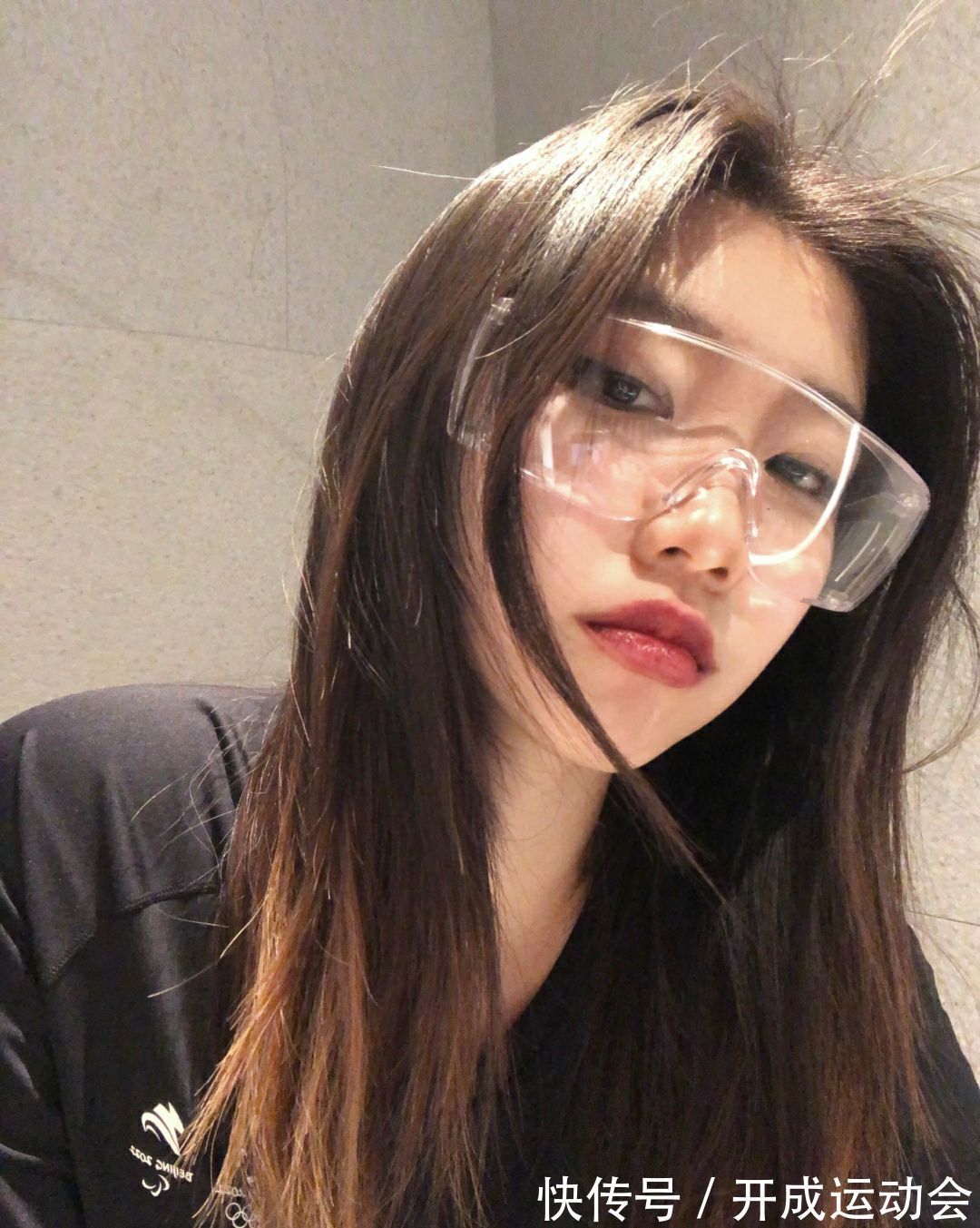 制服|北京冬奥美女志愿者的制服,太香了!黑色打底衫,凸显完美曲线