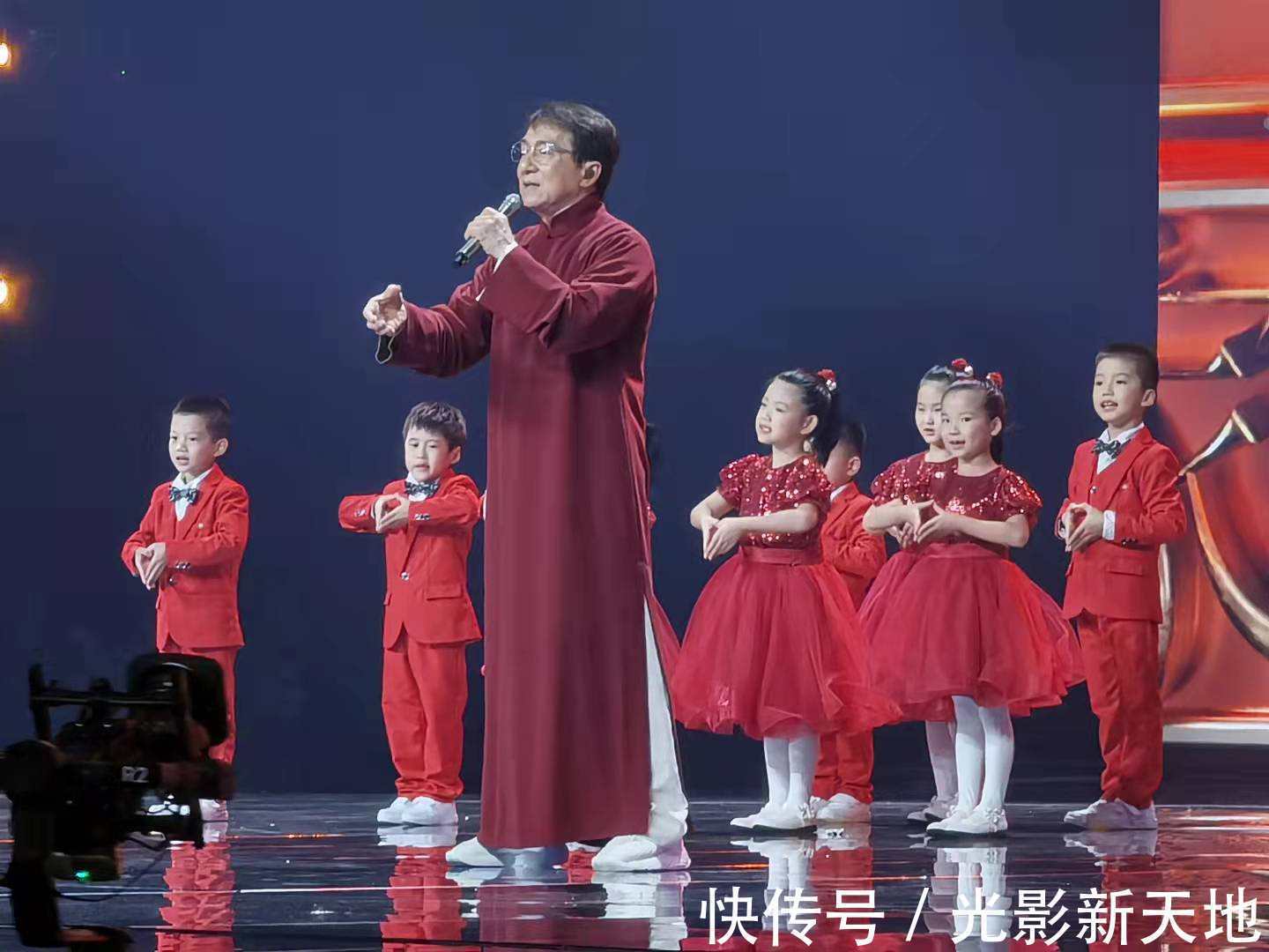 周深|大湾区音乐会彩排现场曝光：素颜王菲显老，周深反复排练