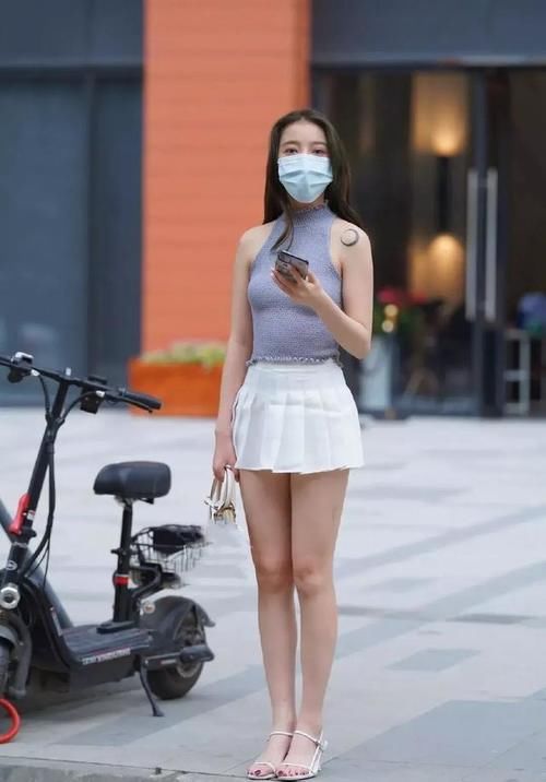 时尚风采斐然的靓丽姑娘，简约的搭配非常显身材和气质，亮点十足