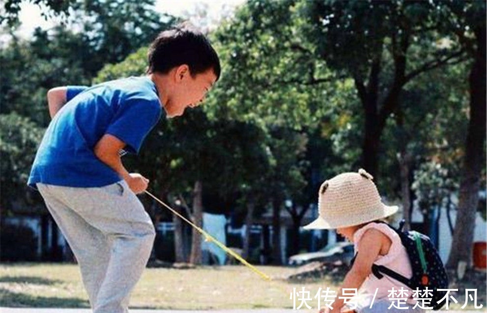 大孩|哥哥送小20岁妹妹去幼儿园，出门前拾掇自己：不潮会被当成她爸