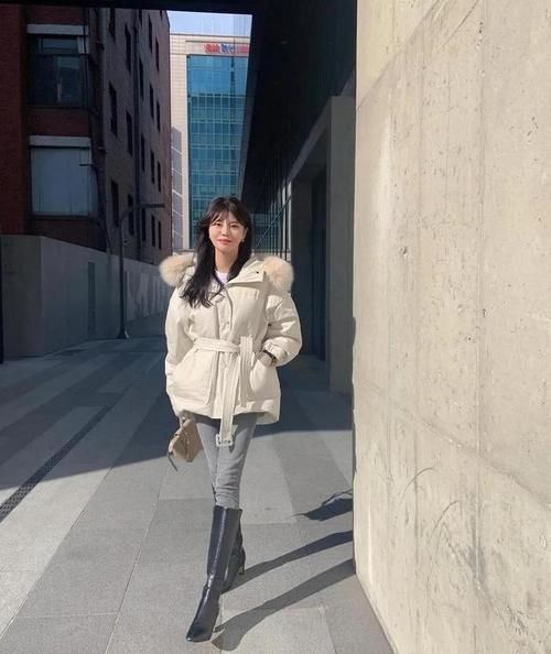 卫衣 + 靴子，毛衣 + 阔腿裤，这20套早春穿搭，好看极了