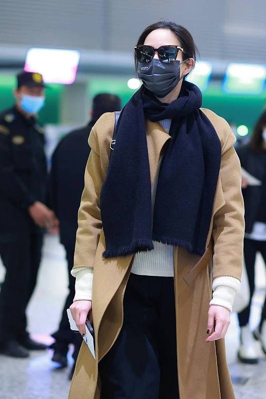 搭配 张钧甯的私服穿搭不出众, 不过棕色大衣配围巾, 看着高级且独特