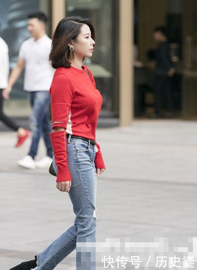 街拍俏美靓丽的小姐姐,穿搭时尚紧身牛仔裤,休闲又大方