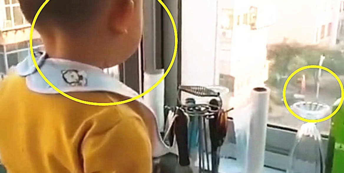 施工队|小儿子坐阳台一上午了,喊他吃饭都不吃,妈妈走近一看,直接笑喷