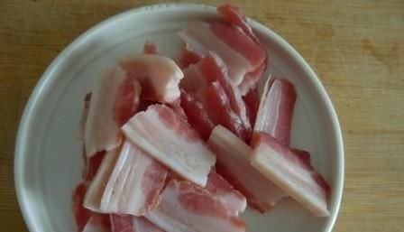 炒猪肉时,不要直接下锅炒!老师傅教你2招,肉质香浓嫩滑,入味