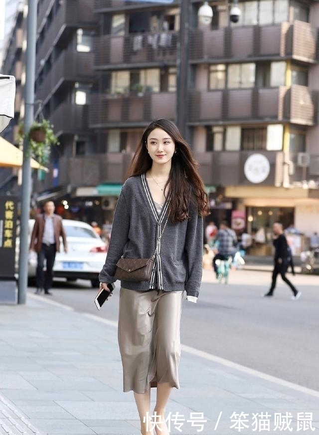 感觉就|复古毛衣搭配裸色连衣裙,时尚有气质,迷人又可爱