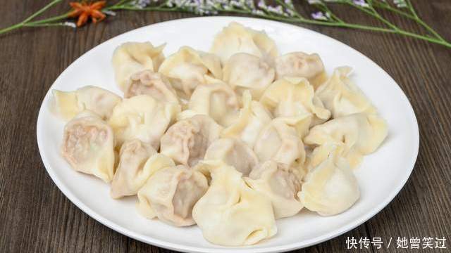 白菜饺子调馅有诀窍,照着做,白菜不出水,饺子鲜嫩多汁味道好