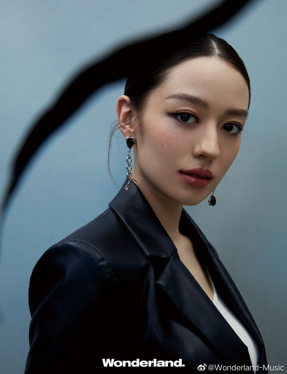 西服套装|吉娜穿黑色西服套装 五官精致气质绝佳