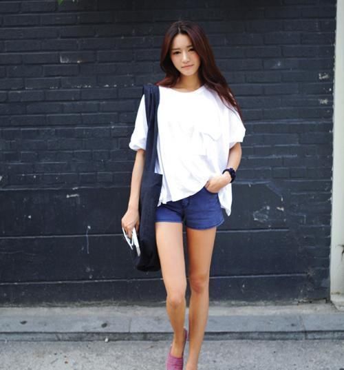 热裤|街拍美女热裤,简约不失女人味,知性温婉,让妹子的美尽情释放