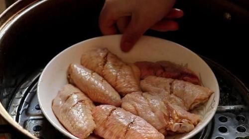 鸡翅超好吃的做法，不油炸不用烤，皮焦肉嫩，孩子天天吵着吃
