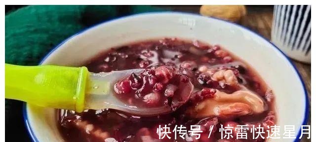 坚持喝了3个月这粥,白发少了,气色好了,闺蜜效仿也做给妈妈喝!