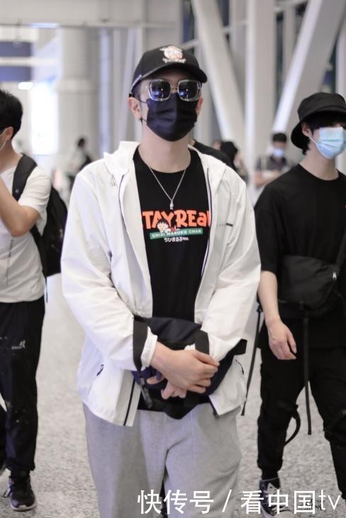 VOGUE 5林哲宇现身机场穿伯希和防晒衣,网友:超飒!
