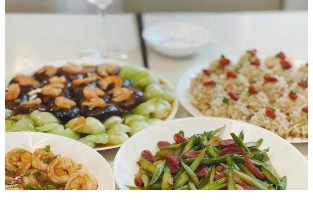 你是誰|通過「蹭飯」欄目，我們想去探索什么？