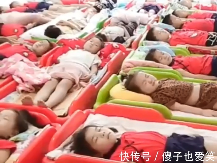 幼儿园|“睡着的小朋友举手!”幼儿园老师话音刚落,孩子们的表现太萌了