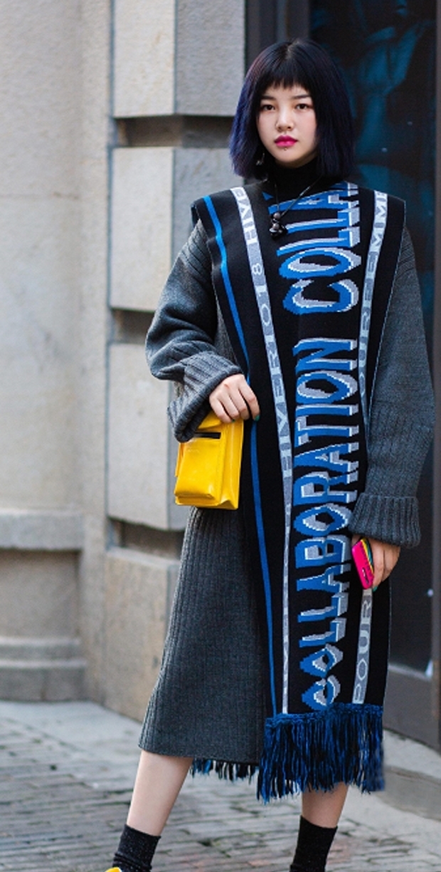 出长|街拍:凉凉的天气,挡不住搭配黑色长袜,时尚美女秀出长腿!