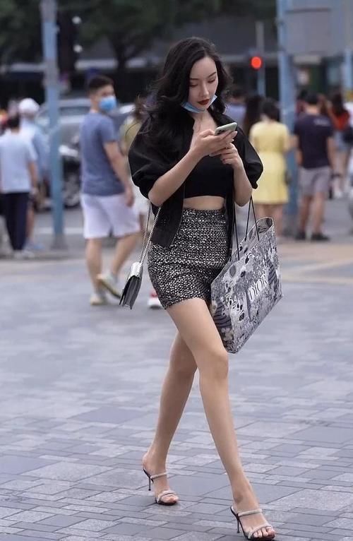 时尚穿搭|亮片包臀裙穿出时尚感,搭配黑色小抹胸,打造经典轻熟风#时尚穿搭# #时尚街拍#