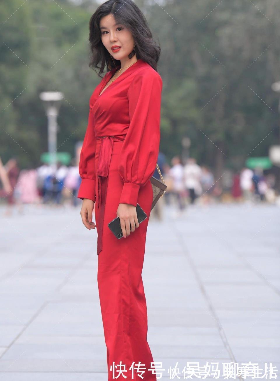 高跟鞋|小白鞋搭配修身碎花裙,优雅时尚,满满的青春少女感