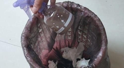 蚊香灰别倒掉了，加点花露水，解决了家家户户的烦恼，太实用了