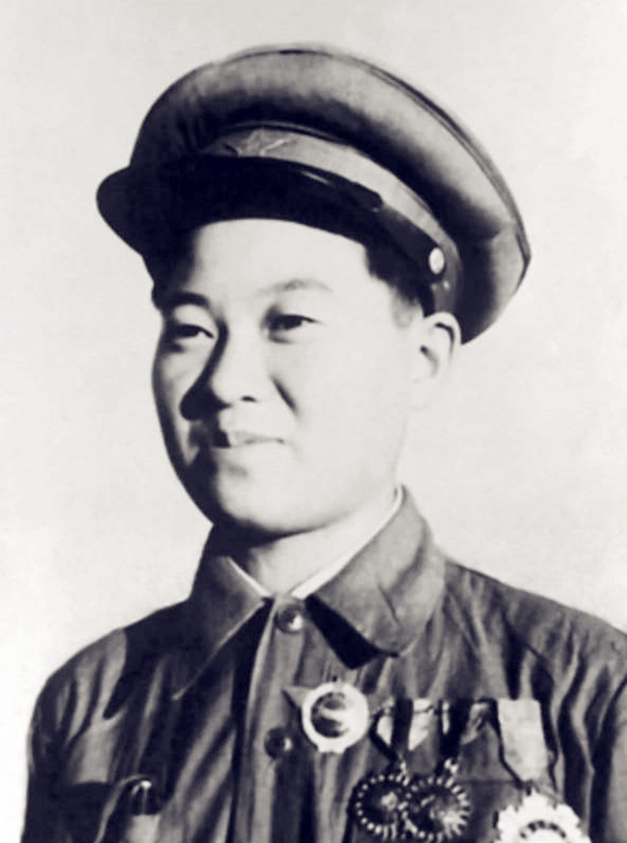 被誉为|她14岁入伍，女扮男装5年，屡建奇功，被誉为现代花木兰