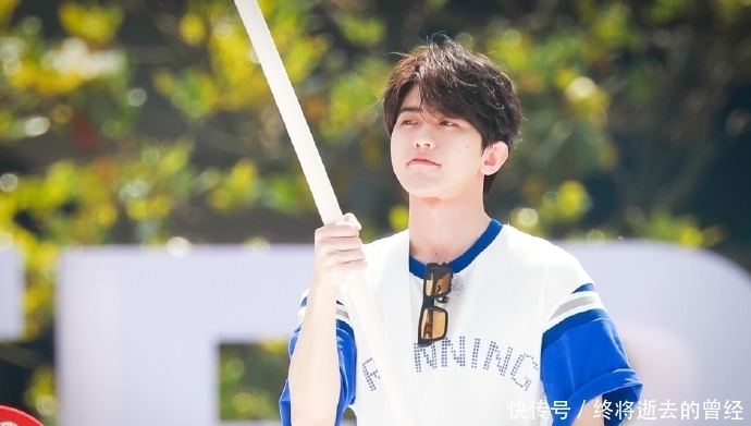 蔡徐坤今日《奔跑吧》路透来袭 运动会上的小小扛旗手甜度爆表可爱炸裂!