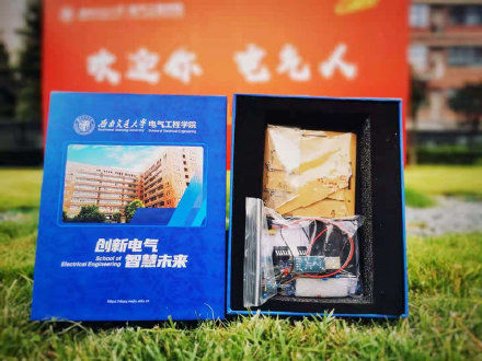 学院|绝了！西南交大硬核有创意的新生开学礼竟是这个特别的闹钟