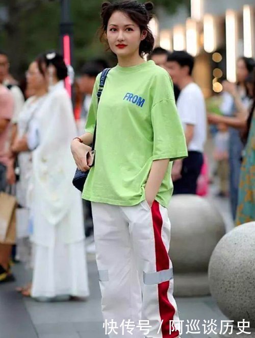 短袖下面别再配短裤了,学学妹子这样穿,时尚显高还防晒