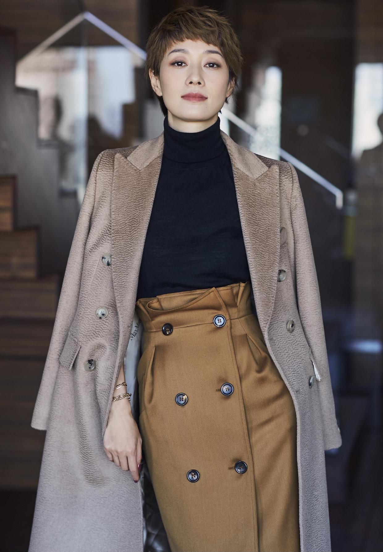 都说“马伊琍”很有气质,原来是很会穿,针织毛衣搭半身裙超时髦