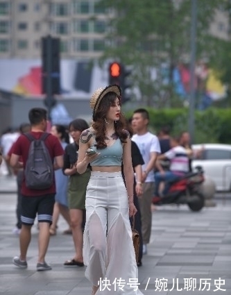 她如此有个性,能被她看上的服装组合,一定非同寻常