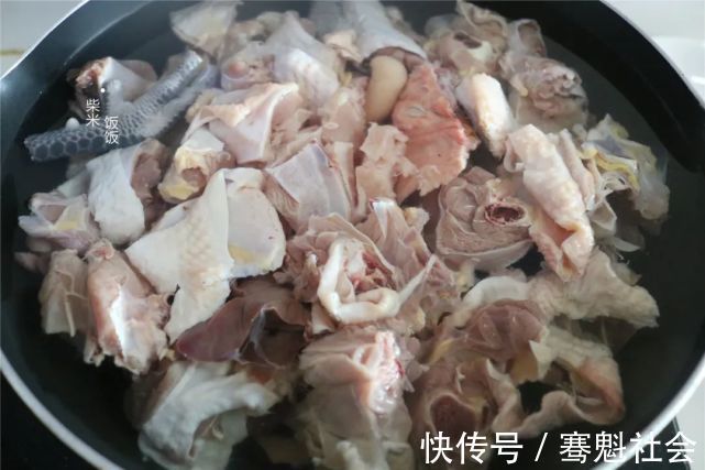 一顿饭|这道炖菜，我家常做，四种食材一锅出，一顿饭一个菜就够了