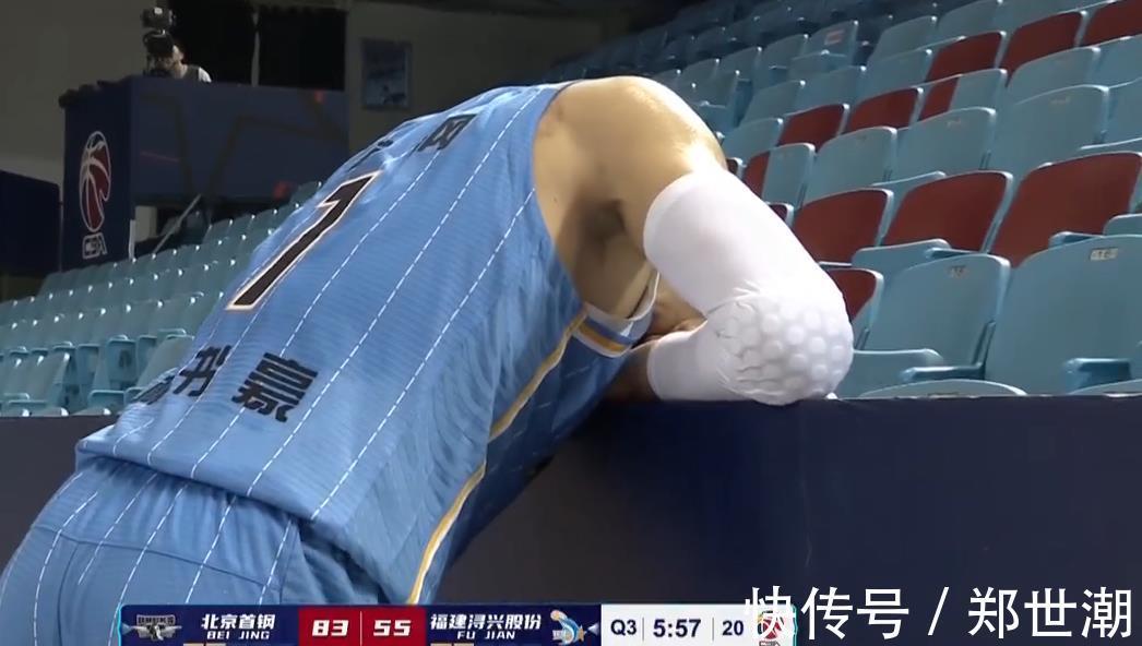 福建队|首钢狂屠对手,对方打出火气连续侵犯林书豪,后者直接趴到观众席